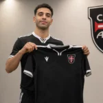 Mohamed Salah poseert met het shirt van Casa Pia tijdens zijn officiële voorstelling.