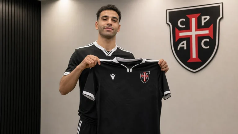 Mohamed Salah poseert met het shirt van Casa Pia tijdens zijn officiële voorstelling.