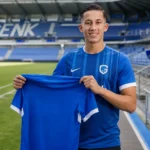 Ilyes Bennane presenteert zich op de rand van het veld in het tenue van KRC Genk.