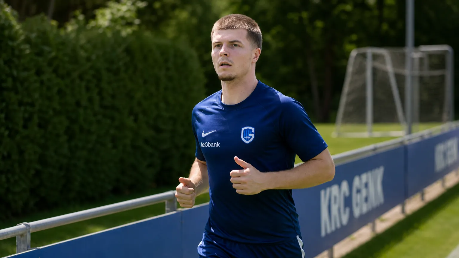 Jarne Steuckers tijdens een individuele loopoefening op een trainingsveld.