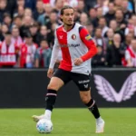 Anis Hadj Moussa in het rood-witte tenue van Feyenoord tijdens een wedstrijdactie.