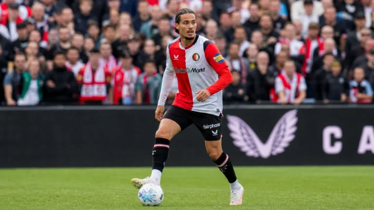 Anis Hadj Moussa in het rood-witte tenue van Feyenoord tijdens een wedstrijdactie.
