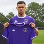 Zakaria Atteri poseert tijdens zijn officiële voorstelling bij Patro Eisden in het paars clubtenue.