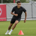 Jamal Musiala tijdens een training op het trainingsveld van Bayern München.