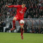 De jonge Axel Witsel komt in 2006 voor Standard Luik in actie op Sclessin.