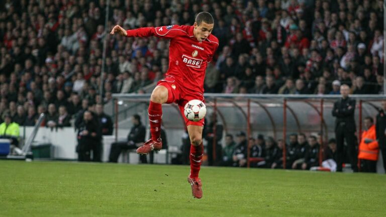 De jonge Axel Witsel komt in 2006 voor Standard Luik in actie op Sclessin.