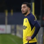 Anouar Ait El Hadj in het tenue van Union Saint-Gilloise aan de rand van het veld.