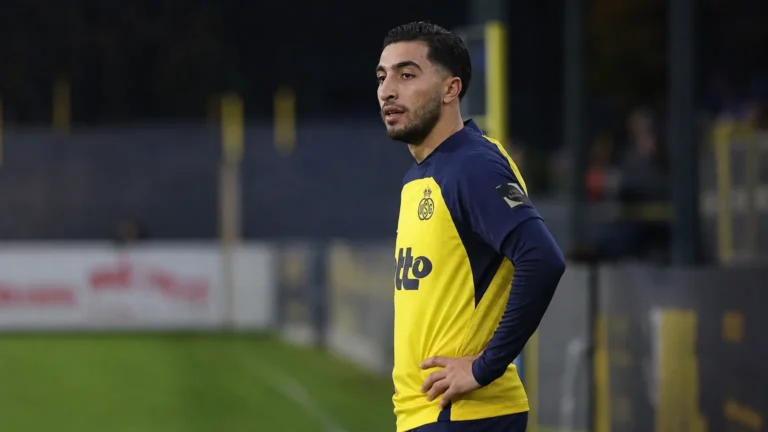 Anouar Ait El Hadj in het tenue van Union Saint-Gilloise aan de rand van het veld.