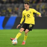 Konstantinos Karetsas in het gele tenue van Borussia Dortmund tijdens een wedstrijdactie.