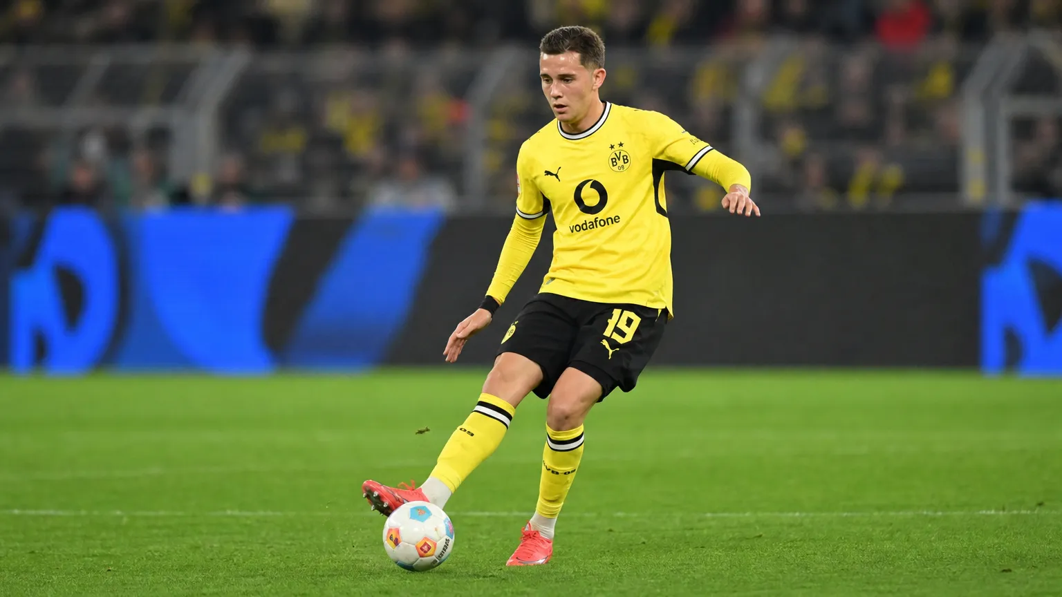 Konstantinos Karetsas in het gele tenue van Borussia Dortmund tijdens een wedstrijdactie.