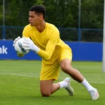 Lucca Brughmans tijdens een doelmannentraining op het trainingsveld van KRC Genk.