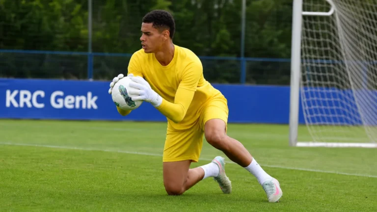 Lucca Brughmans tijdens een doelmannentraining op het trainingsveld van KRC Genk.