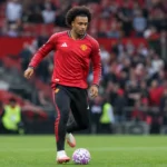 Joshua Zirkzee tijdens een opwarming op het veld in zijn Manchester United-shirt.