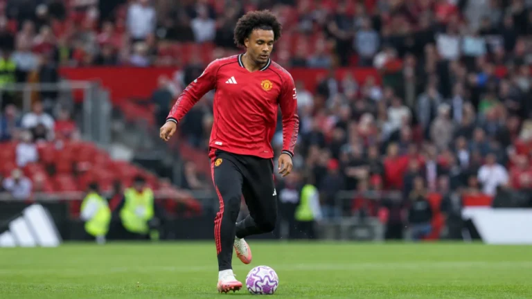 Joshua Zirkzee tijdens een opwarming op het veld in zijn Manchester United-shirt.