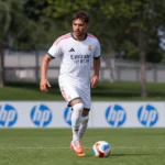 Raúl Asencio in Real Madrid-tenue op het trainingsveld.