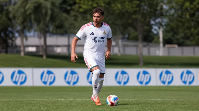 Raúl Asencio in Real Madrid-tenue op het trainingsveld.