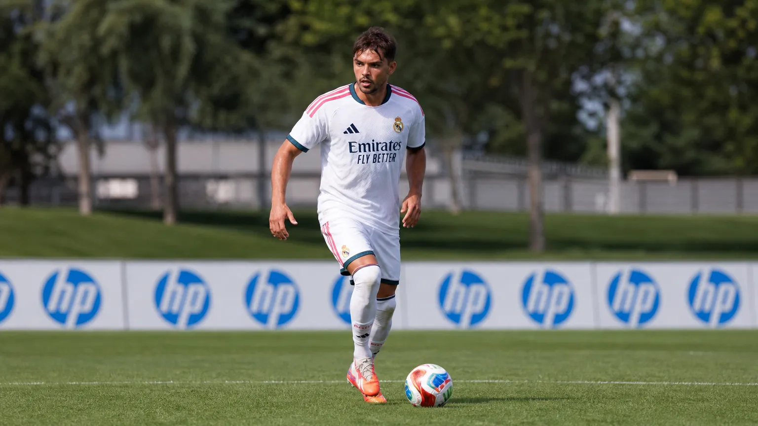 Raúl Asencio in Real Madrid-tenue op het trainingsveld.