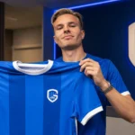 Christiaan Ravych toont een shirt van KRC Genk tijdens een officiële fotosessie.