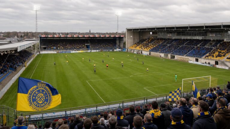 KSK Beveren in blauw en geel aan de Freethiel, met het veld, de moderne hoofdtribune en de overdekte staantribune.