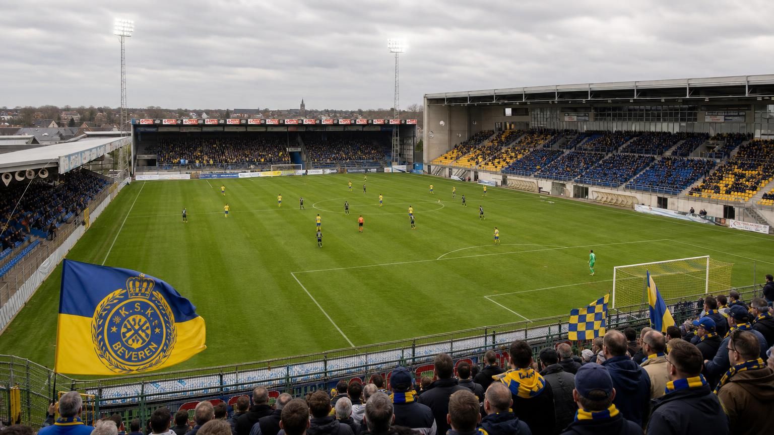 KSK Beveren in blauw en geel aan de Freethiel, met het veld, de moderne hoofdtribune en de overdekte staantribune.