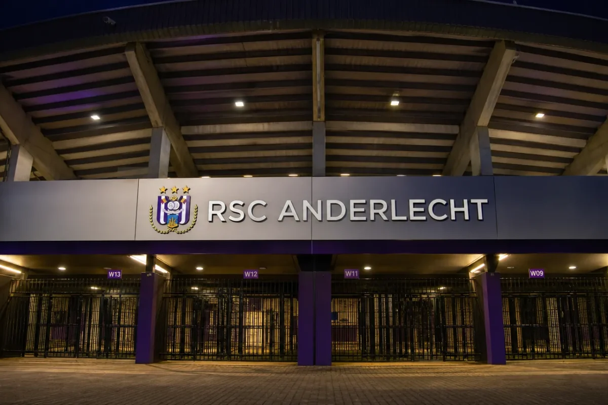 De ingang van het Lotto Park met het embleem van RSC Anderlecht.