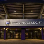 De ingang van het Lotto Park met het embleem van RSC Anderlecht.