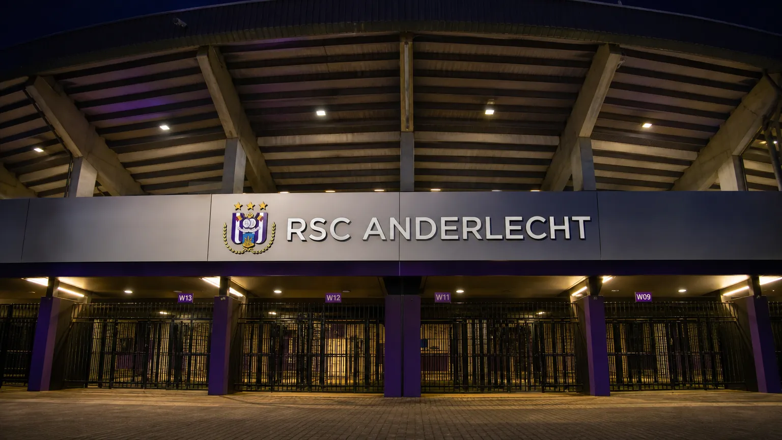 De ingang van het Lotto Park met het embleem van RSC Anderlecht.