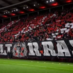 Een groep Standard-supporters in een tribune van Sclessin voor de wedstrijd.