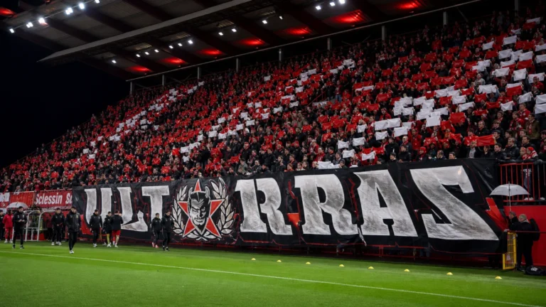 Een groep Standard-supporters in een tribune van Sclessin voor de wedstrijd.