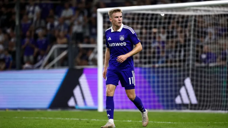 Oliver Antman in het paarse wedstrijdtenue van RSC Anderlecht op het thuisveld na de wedstrijd.