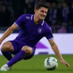 Een Beerschot-speler in paarse wedstrijdkleding tijdens een nieuw wedstrijdmoment op het Kiel.