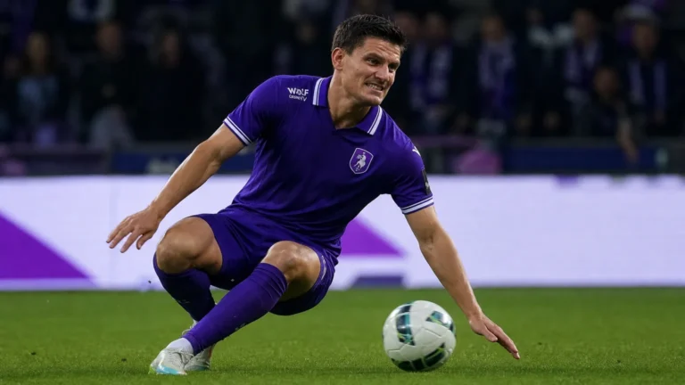 Een Beerschot-speler in paarse wedstrijdkleding tijdens een nieuw wedstrijdmoment op het Kiel.