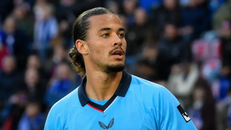 Anis Hadj Moussa tijdens een nieuw wedstrijdmoment in een voetbalstadion.