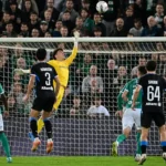 Spelers van Lommel en Club Brugge in actie voor het doel.
