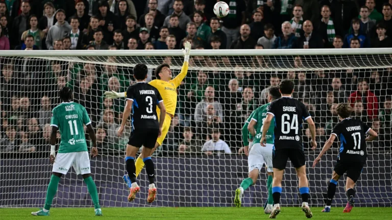 Spelers van Lommel en Club Brugge in actie voor het doel.
