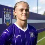 Thelo Aasgaard in het shirt van RSC Anderlecht aan de rand van het veld.