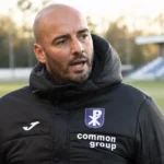 Stijn Stijnen van Patro Eisden tijdens een gesprek langs het voetbalveld.