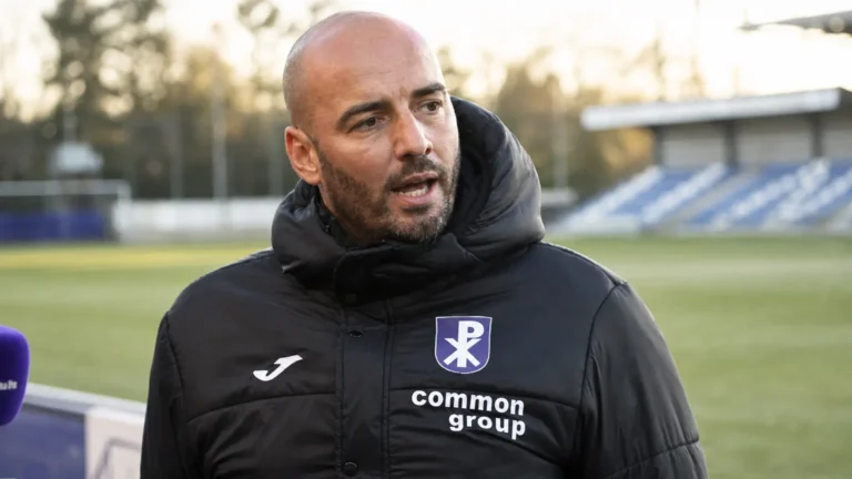 Stijn Stijnen van Patro Eisden tijdens een gesprek langs het voetbalveld.