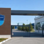 Lege ingang van het clubcomplex van Erzurumspor FK met het clubembleem op de gevelsignalisatie.