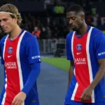 Twee PSG-spelers lopen teleurgesteld over het veld na de thuisnederlaag tegen AS Monaco.