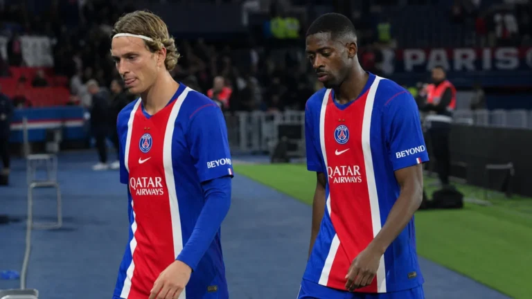 Twee PSG-spelers lopen teleurgesteld over het veld na de thuisnederlaag tegen AS Monaco.