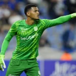 Lucca Brughmans van KRC Genk in actie als doelman op het veld.