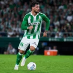 Een speler van Real Betis in groen-wit tenue tijdens een wedstrijdmoment.