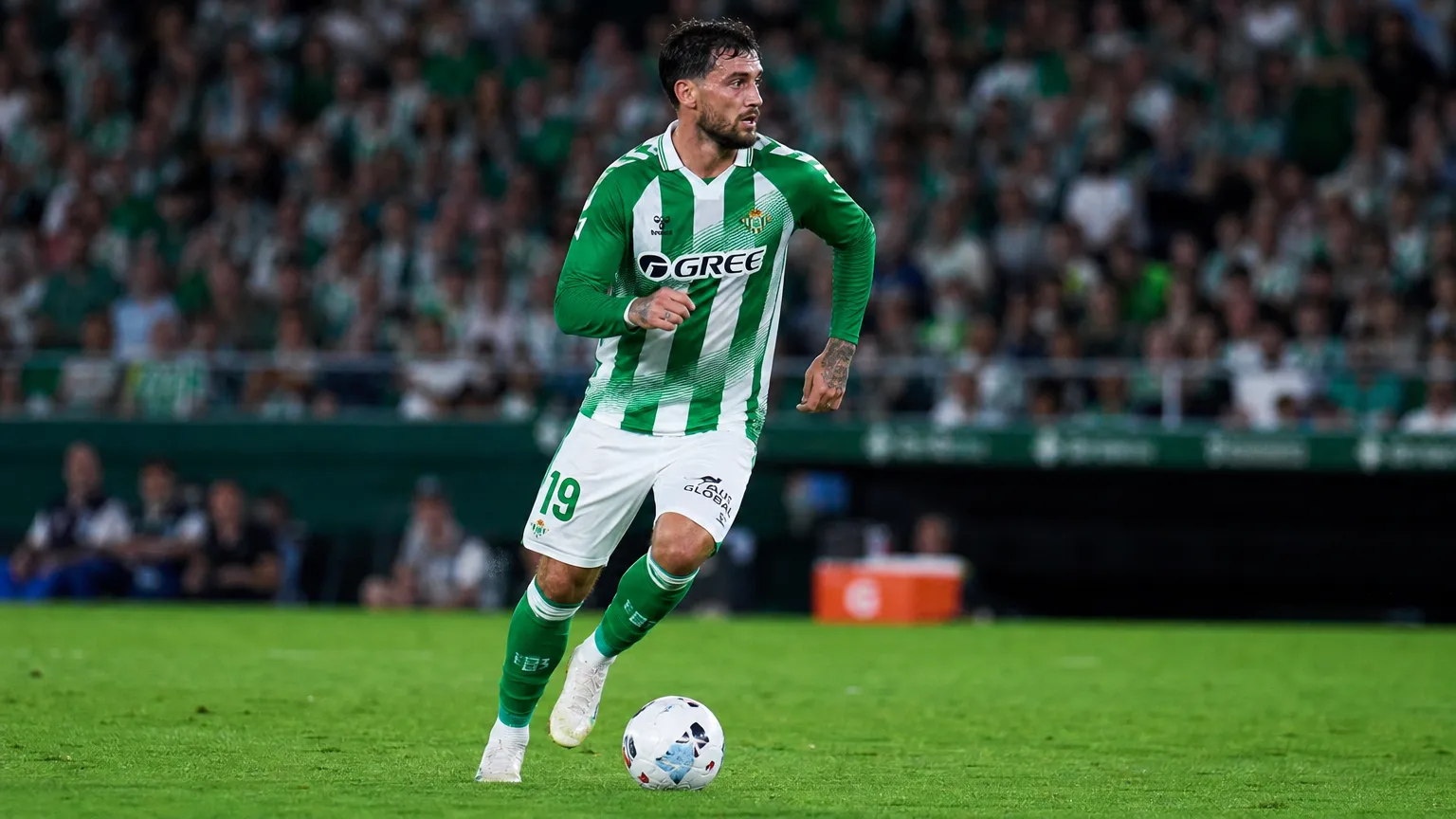 Een speler van Real Betis in groen-wit tenue tijdens een wedstrijdmoment.