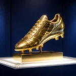 Gouden Schoen-trofee op een verlicht voetstuk