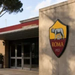 De gevel van een AS Roma-clubgebouw met een fysiek geïntegreerd clubembleem.