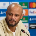 Vincent Kompany luistert tijdens een persmoment voorafgaand aan een wedstrijd.