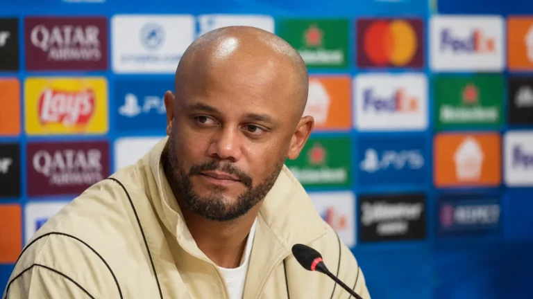 Vincent Kompany luistert tijdens een persmoment voorafgaand aan een wedstrijd.