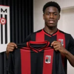 Sacha Marloye toont tijdens een officiële clubpresentatie het shirt van RWDM.