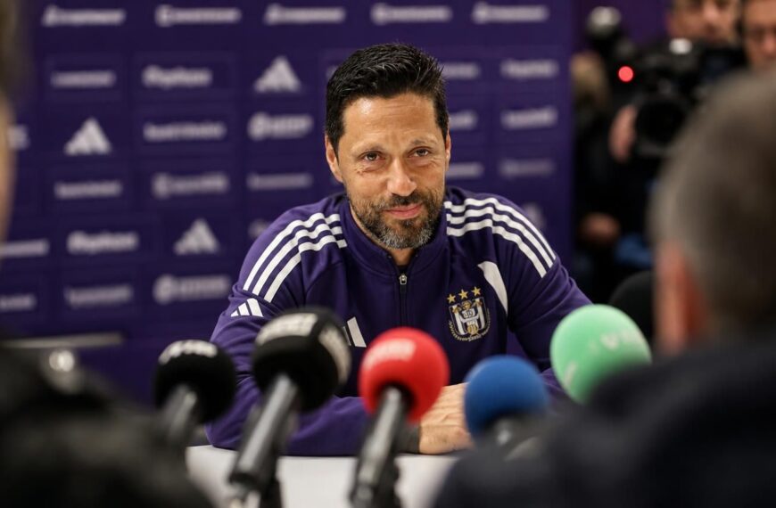 Vítor Bruno onder mediadruk tijdens een persconferentie van Anderlecht